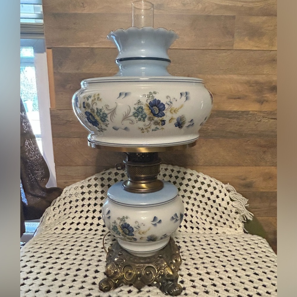 Antique “Gone with The Wind” electric hurricane lamp
